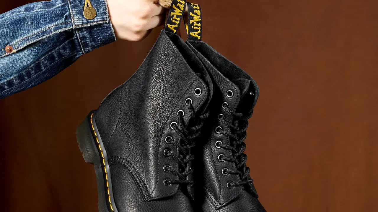 Tidak hanya karena fungsinya yang praktis, tetapi boots juga mampu melengkapi berbagai gaya, baik formal maupun kasual.