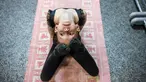 Seorang gadis menghadiri kelas balet di sebuah studio di Moskow , 22 November 2018. Orang tua dan kakek-nenek duduk di koridor sebuah studio kecil di Moskow utara menunggu anak-anak usia tiga tahun menyelesaikan kelas balet mereka. (Mladen ANTONOV/AFP)