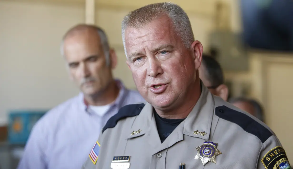 Sherrif Douglas County, John Hanlin memberi keterangan ke media setelah penembakan di Umpqua Community College di Roseburg, Oregon, AS, Kamis (1/10/2015). 13 orang tewas dan sekitar 20 lainnya terluka akibat kejadian tersebut. (REUTERS/Steve DiPaola)