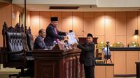 Ketua Pansus BLBI Bustami Zainuddin saat menyerahkan rekomendasi hasil Pansus ke Ketua DPD RI