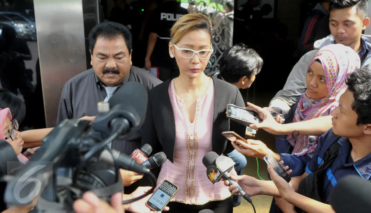 Inul Daratista terlihat lelah saat memberikan keterangan pers di Polda Metro Jaya, Jakarta, Kamis (26/11/2015). Inul melaporkan Andar Situmorang karena telah menyebarkan fitnah menuduh Inul memiliki suami lain asal Korea (Liputan6.com/Faizal Fanani)