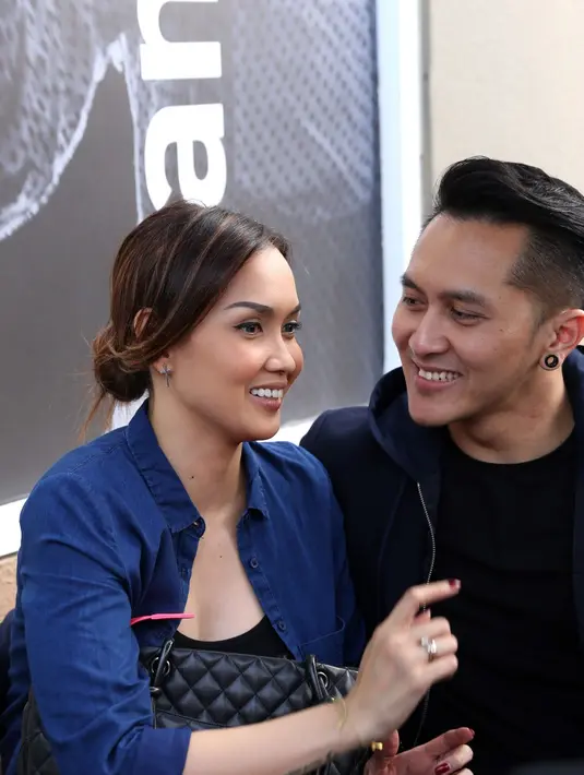 Karena sudah tergila-gila dengan sang istri, banyak kejadian aneh yang dirasakan Demian jika sedang tak berada di rumah. (Nurwahyunan/Bintang.com)