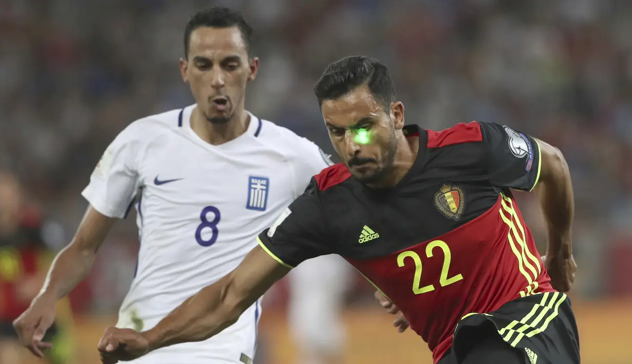 Suporter Yunani menembakkan laser ke wajah pemain Belgia, Nacer Chadli pada laga grup H kualifikasi Piala Dunia 2018 di Georgios Karaiskakis Stadium, Piraeus port, Yunani, (3/9/2017). Belgia menang 2-1. (AP/Yorgos Karahalis)