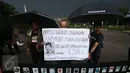 Aktivis JSKK melakukan aksi Kamisan ke-467 di depan Istana Negara, Kamis (10/11). Bertepatan dengan Hari Pahlawan, JSKK kembali meminta kepada Presiden Jokowi agar segera menuntaskan kasus pelanggaran HAM berat masa lalu. (Liputan6.com/Immanuel Antonius)