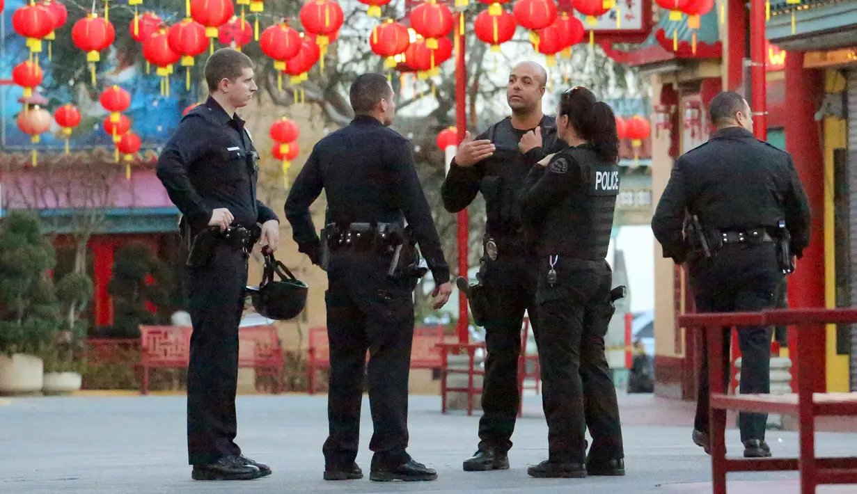 Polisi melakukan penyelidikan kasus penikaman yang menewaskan dua orang di Chinatwown, Los Angeles, AS (26/1). Menurut petugas setempat, korban adalah pria lanjut usia yang berumur 60 tahun. (AP Photo / Reed Saxon)