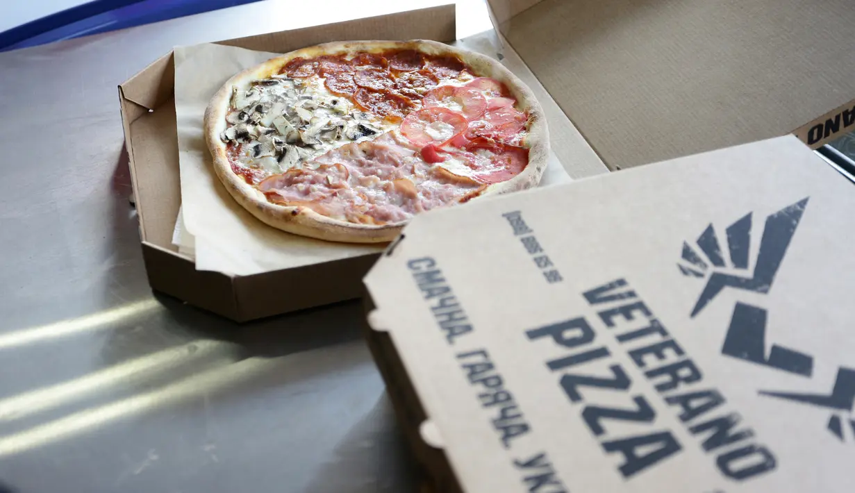 Sekotak pizza dari kedai Pizza Veterano untuk tentara Ukraina yang bertugas di garis depan menghadapi separatis pro-Rusia di Mariupol, 19 Juli 2018. Kedai ini memperkejakan para veteran dan warga yang mengungsi akibat perang. (AFP/Aleksey FILIPPOV)