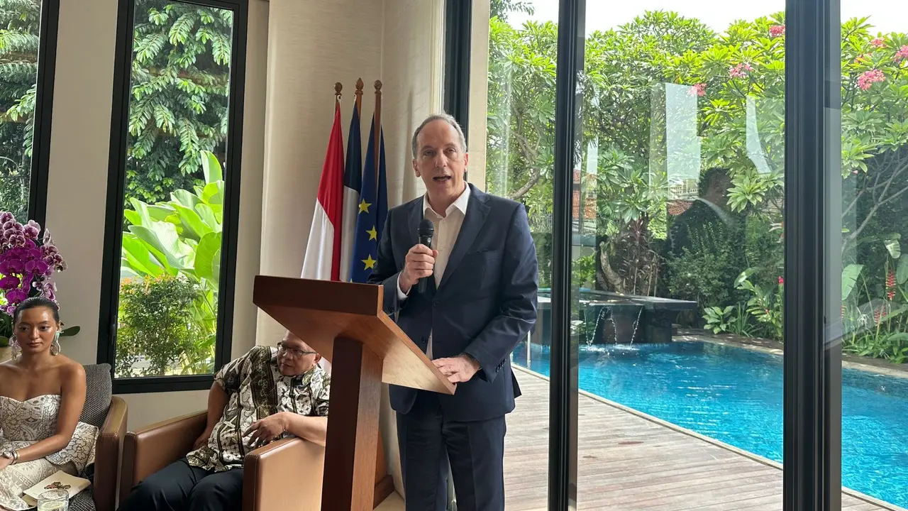 Duta Besar Prancis untuk Indonesia Fabian Panone dalam perayaan hubungan bilateral 75 tahun antara Prancis dan Indonesia di kediamannya di Jakarta, Rabu (11/12/2024). (Liputan6.com/Benedikta Miranti)