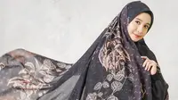 Lewat akun Instagramnya, Laudya Cynthia Bella sering kali mengunggah berbagai kegiatannya. Bahkan wanita kelahiran 1988 ini kerap memperlihatkan gaya OOTD yang cukup simpel. Seperti kali ini ia tampil anggun dengan busana hitam yang dipadukan dengan hijab motif. (Liputan6.com/IG/@laudyacynthiabella)