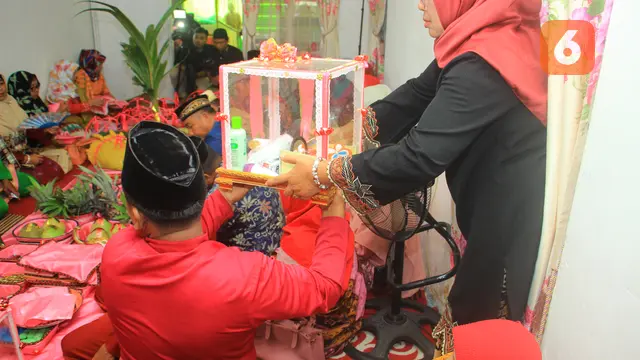 Prosesi adat antar harta atau dutu yang digelar saat pesta pernikahan di Gorontalo (Arfandi/Liputan6.com)