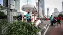 Balon Gubernur DKI Jakarta Sandiaga Uno bersama relawan bersihkan sampah saat Car Free Day dikawasan Bunderan HI, Jakarta, (27/3/2016). Dengan Kenakan kaos biru, Sandiaga Uno punguti sampah disepanjang kawasan Bunderan HI. (Liputan6.com/Faizal Fanani)