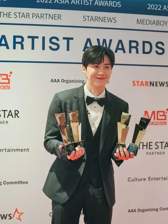 Kim Seon Ho bersama 4 Piala dari Ajang 'Asia Artist Awards 2022' yang Berlangsung di Jepang