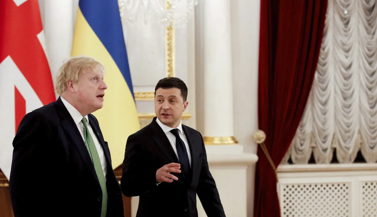 Perdana Menteri Inggris Boris Johnson (kiri) berjalan dengan Presiden Ukraina Volodymyr Zelenskyy, sebelum pembicaraan mereka di tengah meningkatnya ketegangan antara Ukraina dan Rusia, di istana presiden, di Kyiv, Ukraina, Selasa (1/2/2022).  (Peter Nicholls/Pool Photo via AP)