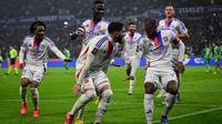 Pemain depan Lyon asal Prancis bernomor punggung 10, Alexandre Lacazette, merayakan golnya bersama rekan satu timnya selama pertandingan Liga Prancis antara Olympique Lyonnais (OL) dan AS Saint-Etienne di Parc Olympique Lyonnais di Decines-Charpieu, Prancis bagian tengah-timur, pada tanggal 10 November 2024. (OLIVIER CHASSIGNOLE/AFP)