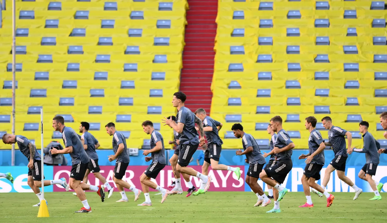 Para pemain Jerman melakukan pemanasan saat mengikuti sesi latihan di Allianz Arena di Munich (14/6/2021). Timnas Jerman akan mengawali perjuangan di Grup F Euro 2020 dengan melawan Prancis. (AFP/Franck Fife)
