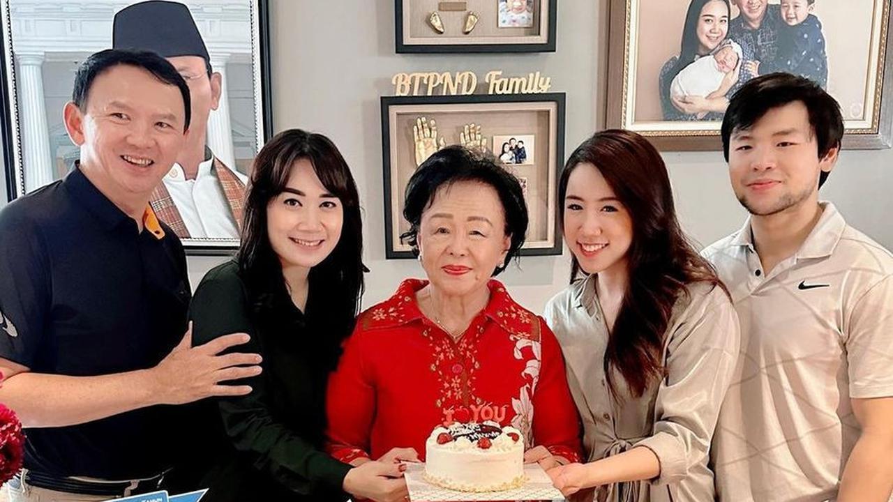 "Selamat ulang tahun mama sayang. Kiranya Tuhan Yesus senantiasa memberkati hidup mama dengan berkat sehat, panjang umur, bahagia, selalu ada suka cita dan damai sejahtera di dalam hidupnya," tulis Puput.