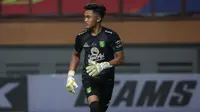 Kiper Persebaya, Ernando Ari Sutaryadi saat melawan Borneo FC dalam laga pekan pertama BRI Liga 1 2021/2022 di Stadion Wibawa Mukti, Cikarang, Sabtu (04/09/2021). Persebaya kalah 1-3. (Foto: Bola.com/Bagaskara Lazuardi)