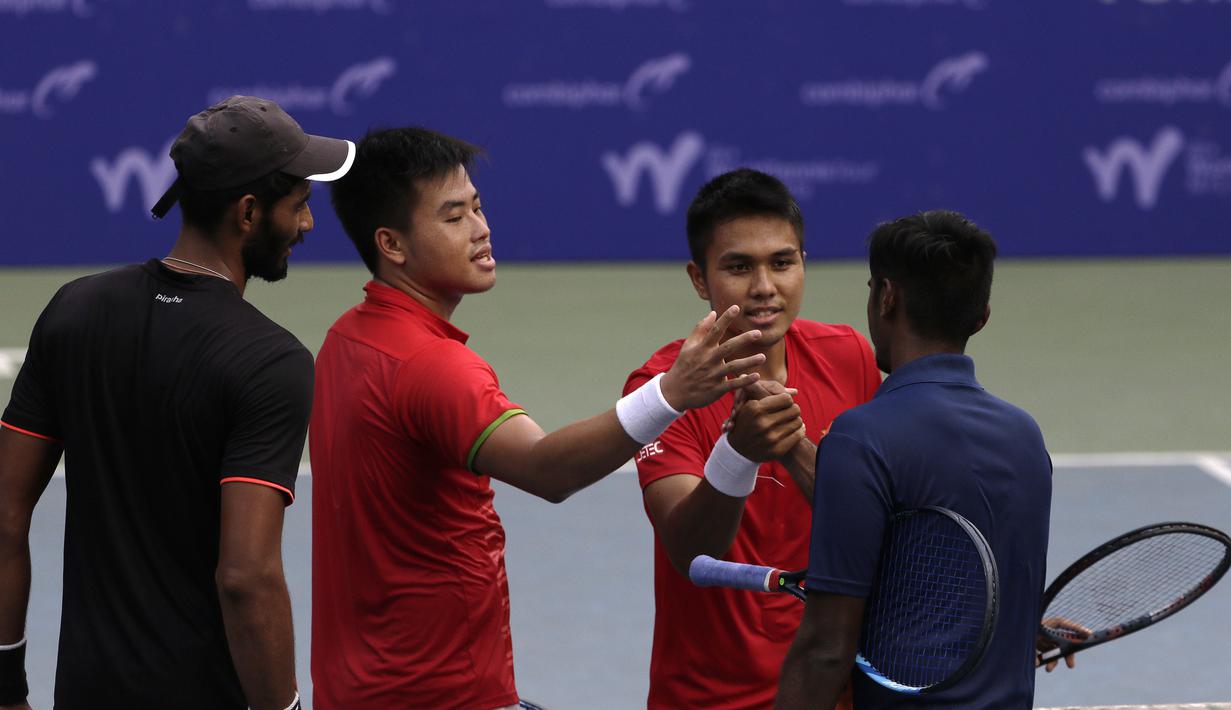 Ganda Putra Indonesia, M Rifqi/Anthony Susanto, menyalami ganda India usai laga Combiphar Tennis Open 2019 di Hotel Sultan, Jakarta, Kamis (8/8). Rifqi/Anthony kalah 5-7 dan 1-6. (Bola.com/Yoppy Renato)