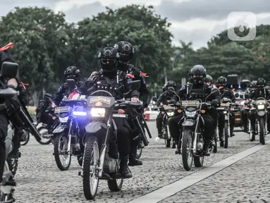 Personel polisi menaiki motor saat mengikuti apel Operasi Lilin Jaya 2020 di Lapangan Silang Monas, Jakarta, Senin (21/12/2020). Operasi Lilin Jaya 2020 berlangsung mulai 21 Desember 2020 hingga 4 Januari 2021. (merdeka.com/Iqbal S. Nugroho)