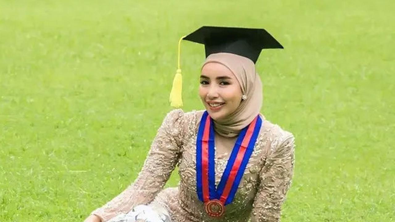 7 Potret Anggun Nurul Kamaria Istri Angga Wijaya yang Baru Lulus Jadi Sarjana