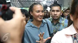 Putri Indonesia 2005, Nadine Chandrawinata mengumbar senyum saat akan memasuki ruang Resmob Polda Metro Jaya, Jakarta, Senin (19/9). Nadine memenuhi panggilan sebagai saksi terkait kasus senjata api ilegal Gatot Brajamusti. (Liputan6.com/Herman Zakharia)