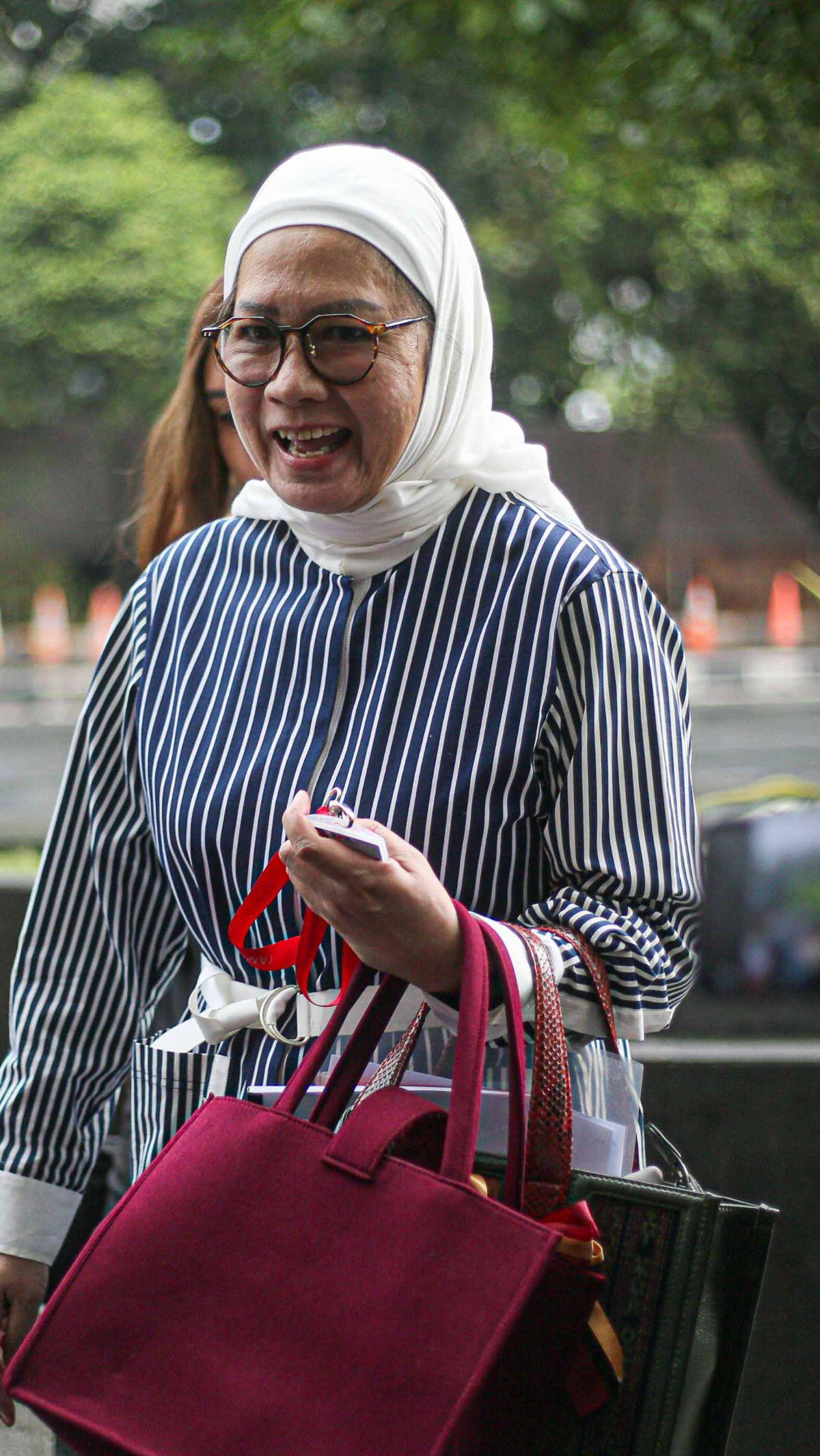 Di tangan kiri Karen juga tampak beberapa tas yang dibawa sebelum masuk ke dalam Gedung KPK.