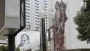 Seorang seniman menyelesaikan mural Raden Saleh di kawasan Taman Ismail Marzuki, Jakarta, Selasa (13/11). Mural tersebut dibuat dalam rangka memeriahkan Hari Pahlawan. (Liputan6.com/Immanuel Antonius)