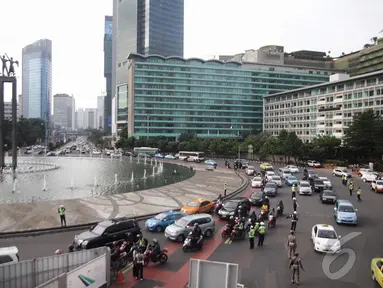 Sejumlah pengendara sepeda motor dilarang melintas Bundaran Hotel Indonesia (HI) Jalan Mh Thamrin hingga Jalan Merdeka Barat, Jakarta, Rabu (17/12/2014). (liputan6.com/Faizal Fanani)