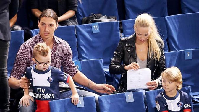 Zlatan Ibrahimovic dan istrinya, Helena Seger, serta kedua putranya. (foto: Instagram @helenasegerfp)