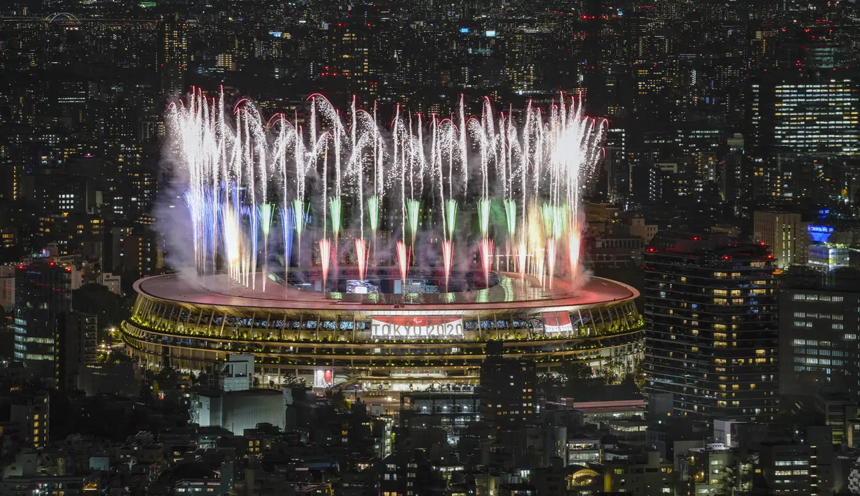 Kembang api menerangi Olympic Stadium dilihat dari dek observasi Shibuya Sky saat Upacara Pembukaan Paralimpiade 2020 di Tokyo, pada Selasa (24/8/2021) malam WIB. Setelah ditunda selama setahun akibat pandemi Covid-19, Paralimpiade Tokyo 2020 akhirnya resmi dibuka. (AP Photo/Kiichiro Sato)