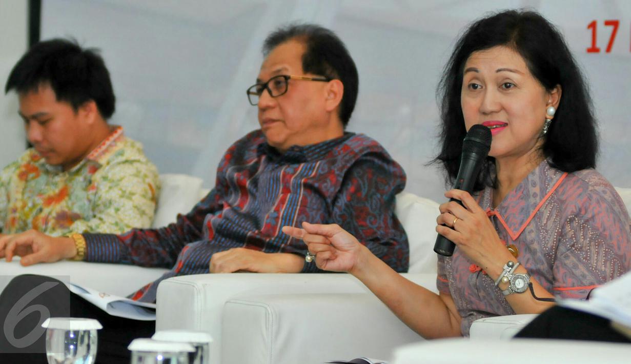 Anggota Dewan Komisioner OJK Bidang Edukasi dan Perlindungan Konsumen Kusumaningtuti S. Soetiono (kanan) menjadi pembicara saat diskusi pada peluncuran Program Galeri Investasi Mobile di Jagakarsa, Jakarta, Selasa (17/5). (Liputan6.com/Yoppy Renato)