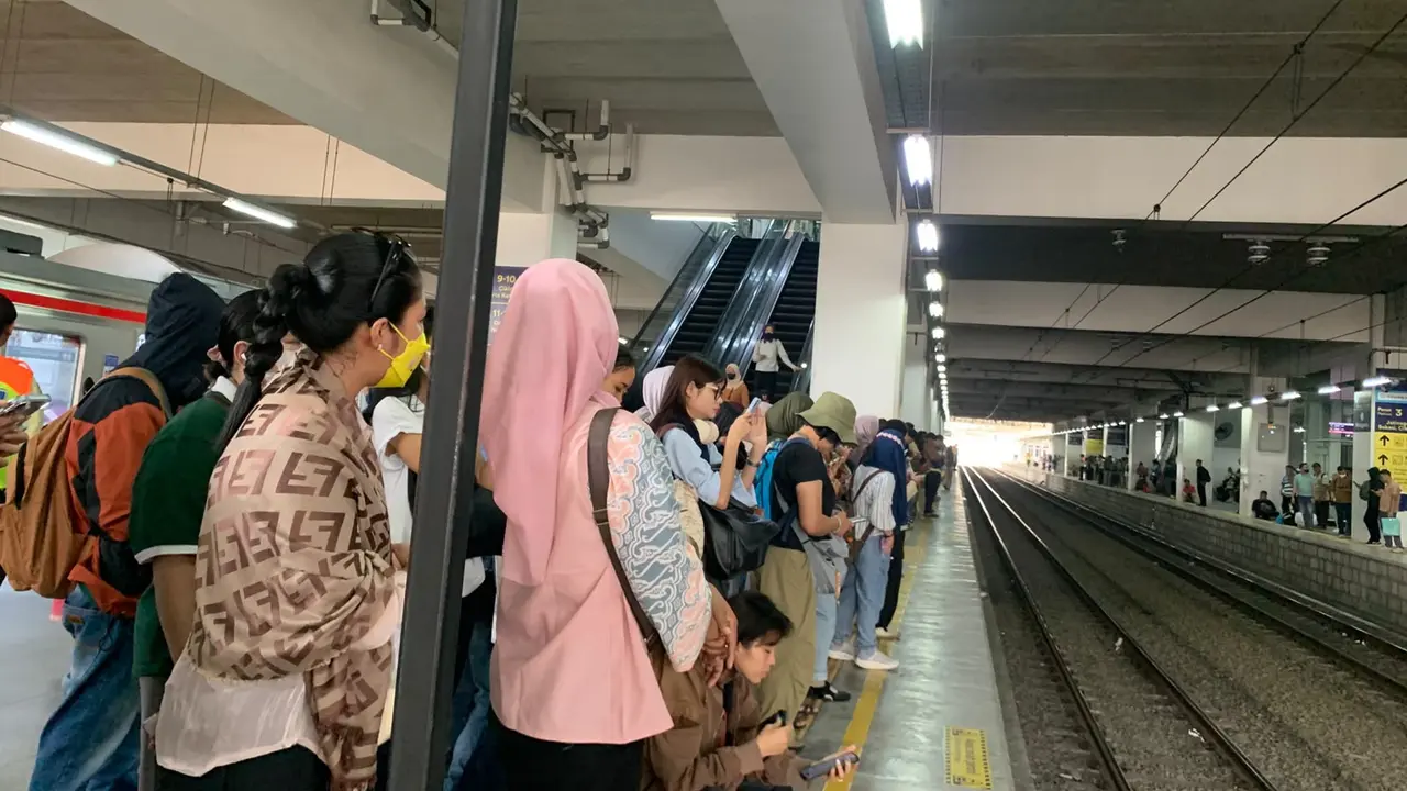 Kepadatan penumpang KRL di Stasiun Manggarai, Senin (28/9/2026). (Liputan6.com/Rachel Aulia)