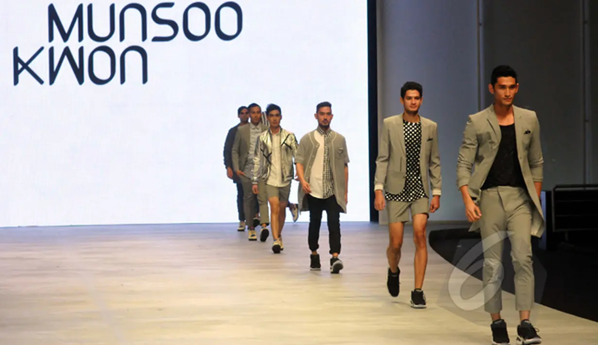 Sejumlah model berpose memakai busana rancangan desainer asal Korea Selatan, Kwon Mun Soo pada ajang Indonesia Fashion Week 2015 di JCC Senayan, Jakarta, Minggu (1/3). (Liputan6.com/Panji Diksana)