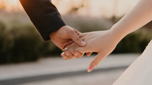 Ilustrasi pasangan LDR sedang bertemu dan gandengan tangan/copyright unsplash.com/aranprime