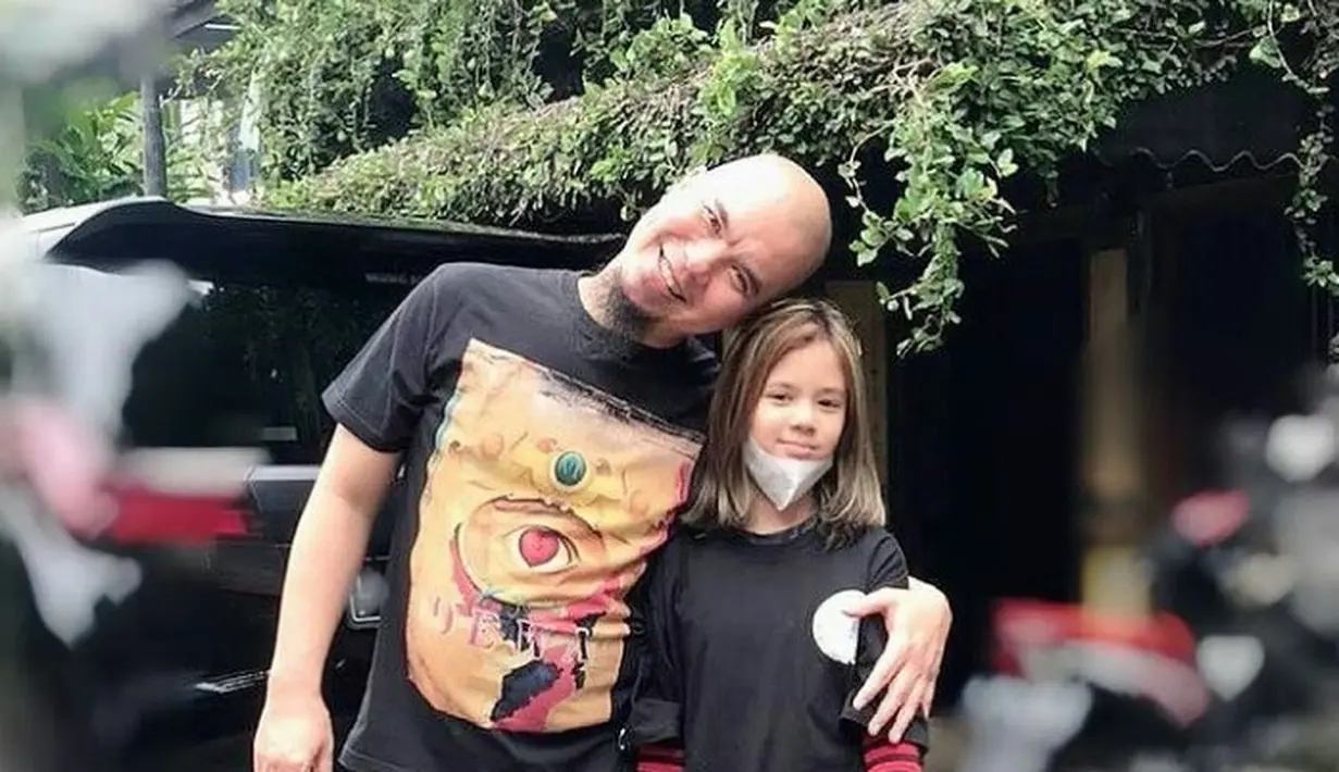 Jiwa rocker dari sang ayah rupanya menurun pada Safeea. Seperti dalam potret kali ini. Safeea tampil stylish dengan t-shirt, skirt, dan kaos kaki serba hitam. (FOTO: Instagram.com/mulanjameela1).