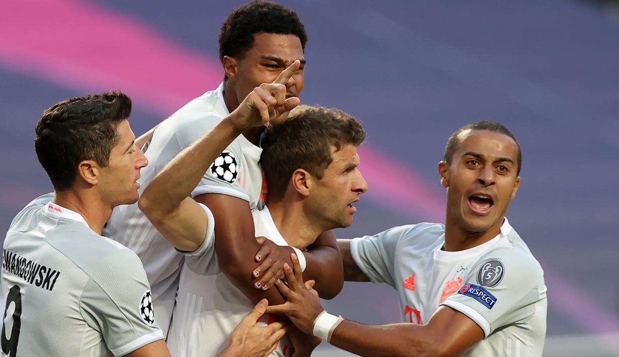 Penyerang Bayern Munchen, Thomas Mueller, merayakan gol yang dicetaknya ke gawang Barcelona pada perempat final Liga Champions 2019/2020 di Estadio Da Luz, Sabtu (15/8/2020) dini hari WIB. Bayern Munchen menang telak 8-2 atas Barcelona. (AFP/ Rafael Marchante/pool)