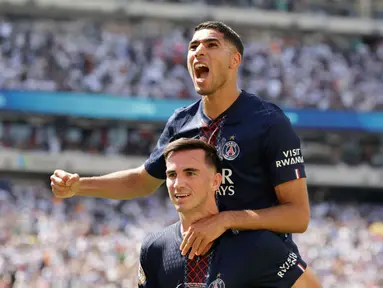 Pemain PSG Fabian Ruiz dan Achraf Hakimi merayakan gol ke gawang Real Madrid pada laga semifinal Piala Dunia Antarklub 2025 yang berlangsung di MetLife Stadium, Kamis (10/7) dini hari WIB. (AP Photo/Adam Hunger)