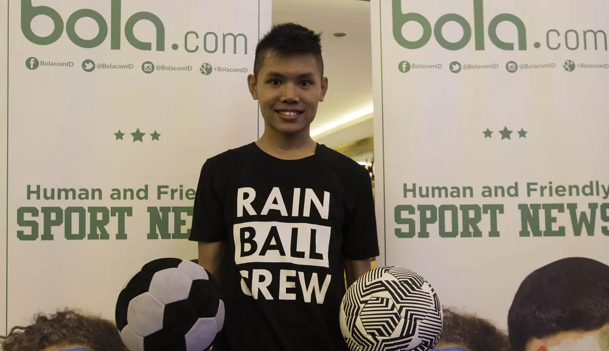 Freestyler, Mathias Andriyadi berhasil menjadi juara pada Indonesia Freestyle Football Championship 2015 di Mall Pluit Village, Jakarta, Sabtu (14/11/2015). (Bola.com/Vitalis Yogi Trisna)