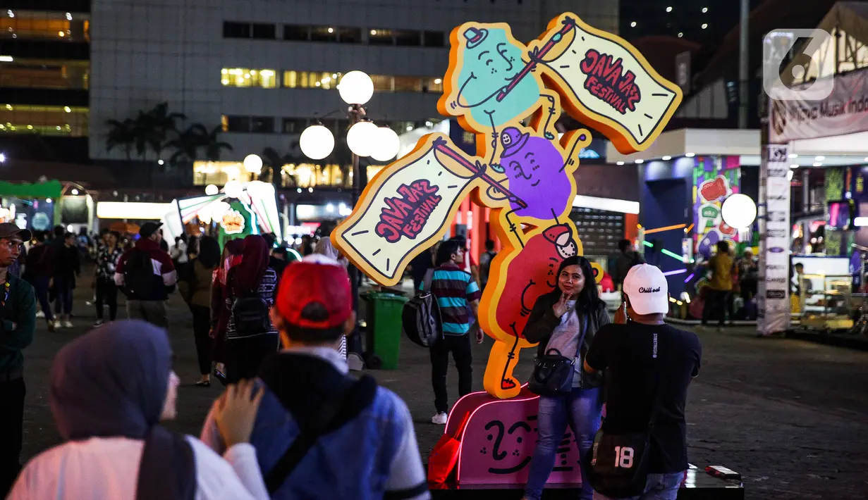 Pengunjung berfoto di area Java Jazz Festival 2020, JIexpo Kemayoran, Jakarta, Jumat (28/2/2020). Java Jazz Festival 2020 menghadirkan sederet musisi dalam dan luar negeri yang diselenggarakan hingga 1 Maret 2020. (Liputan6.com/Faizal Fanani)