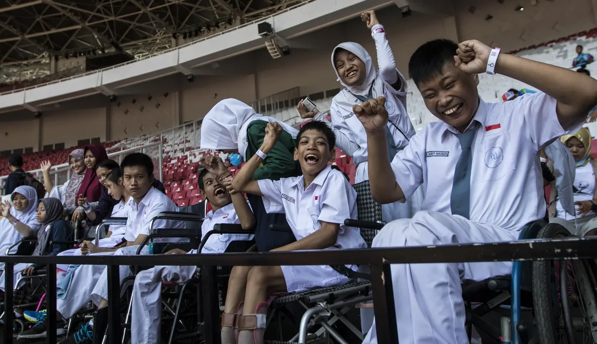 Sejumlah pelajar YPAC memberikan dukungan kepada atlet-atlet yang berlaga pada ajang Asian Para Games di SUGBK, Jakarta, Senin (8/10/2018). (Bola.com/Vitalis Yogi Trisna)
