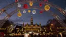 Suansana pasar dan Balai Kota yang dihiasi lampu natal di Wina, Austria (5/12). (AFP Photo/Joe Klamar)