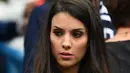 Ludivine Sagna istri dari pemain Prancis, Bacary Sagna bersiap mendukung timnas Prancis melawan Islandia pada perempat final Piala Eropa 2016 di Stade de France, Saint-Denis, Paris. (4/7/2016) dini hari WIB. (AFP/Franck Fife)