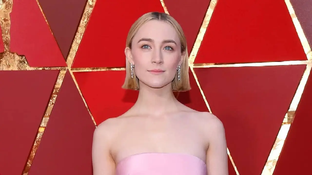 [Bintang] Klasik Minimalis, Saoirse Ronan dengan Dandanan Shimmery Pastel