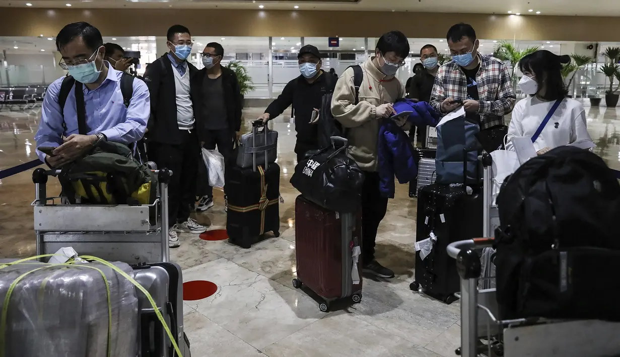 Penumpang asing dengan mengenakan masker tiba di Bandara Internasional Manila, Filipina, Kamis (10/2/2022). Filipina mulai hari ini membuka kembali pintu bagi turis asing yang telah divaksinasi penuh Covid-19 setelah hampir dua tahun menutup perbatasannya. (AP Photo/Basilio Sepe)