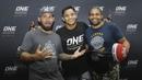 Petarung Indonesia, Stefer Rahardian, foto bersama pelatihnya saat latihan jelang laga One Championship di Senayan, Jakarta, Kamis (14/07/2017). Pertarungan tersebut akan berlangsung di JCC, Jakarta, Sabtu (16/9/2017). (Bola.com/M Iqbal Ichsan)
