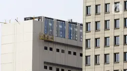 Pekerja membersihkan kaca gedung bertingkat di kawasan Sudirman Central Business District (SCBD), Jakarta, Senin (8/6/2020). Hampir tiga bulan kebijakan work from home (WFH) akibat pandemi COVID-19, banyak gedung bertingkat tidak terawat hari ini mulai dibersihkan. (merdeka.com/Dwi Narwoko)