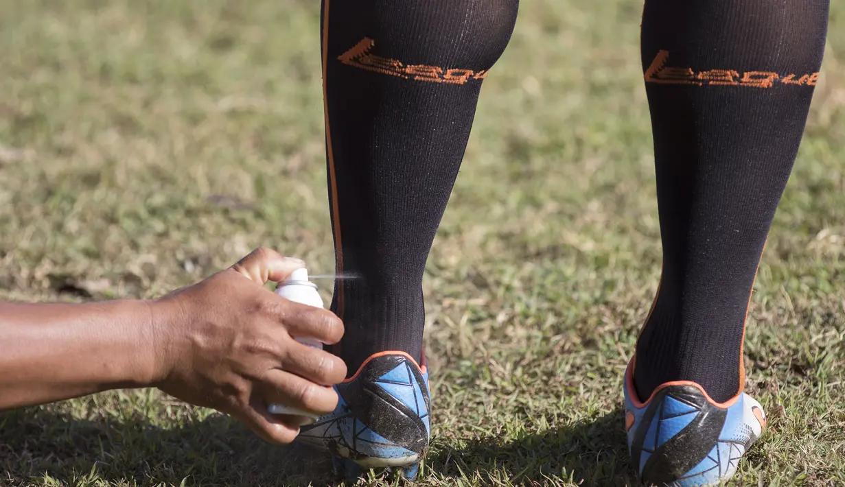 Kaki dari pemain Persija, Gunawan Dwi Cahyo mendapatkan pengobatan saat latihan jelang laga Piala Presiden melawan Persita di Lapangan Trisakti, Bali, Rabu (2/9/2015). (Bola.com/Vitalis Yogi Trisna) 