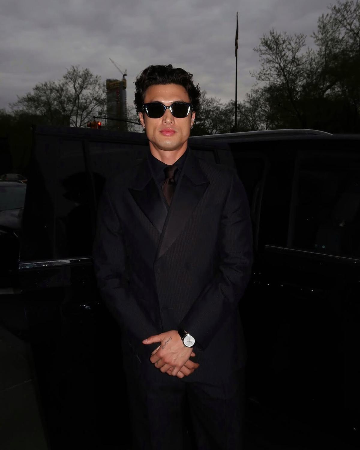Potret Charles Melton yang Jadi Model Video Klip Lagu Jennie 'Love Hangover'