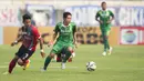 Aksi pemain Persebaya United, Evan Dimas Darmono, dalam lanjutan Piala Presiden 2015 di Stadion Si Jalak Harupat, Bandung. Kamis (10/9/2015). (Bola.com/Vitalis Yogi Trisna)