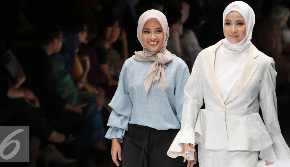 Aktris Natasha Rizki mengenakan hijab ikut tampil saat parade desainer dalam acara pembukaan Jakarta Fashion Week 2017 di Senayan City, Jakarta, Sabtu (22/10). (Liputan6.com/Immanuel Antonius)