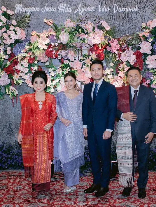 “Terdapat bunga tabur motif melati yang melambangkan senantiasa memberi rasa harum bagi siapa saja yang memakainya,” jelas Merdi Sihombing. [Foto: @venemapictures]